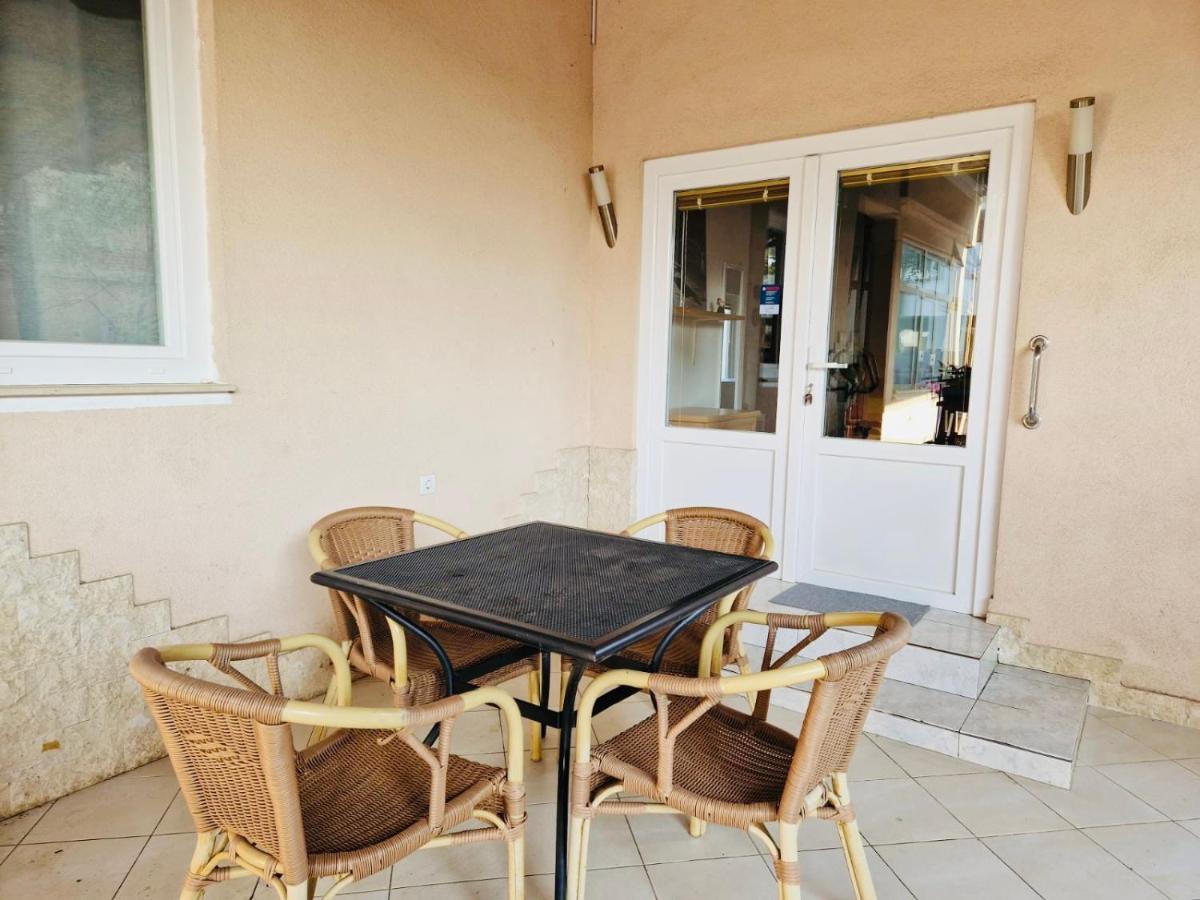 Olive Tree Apartments Ровин Екстериор снимка